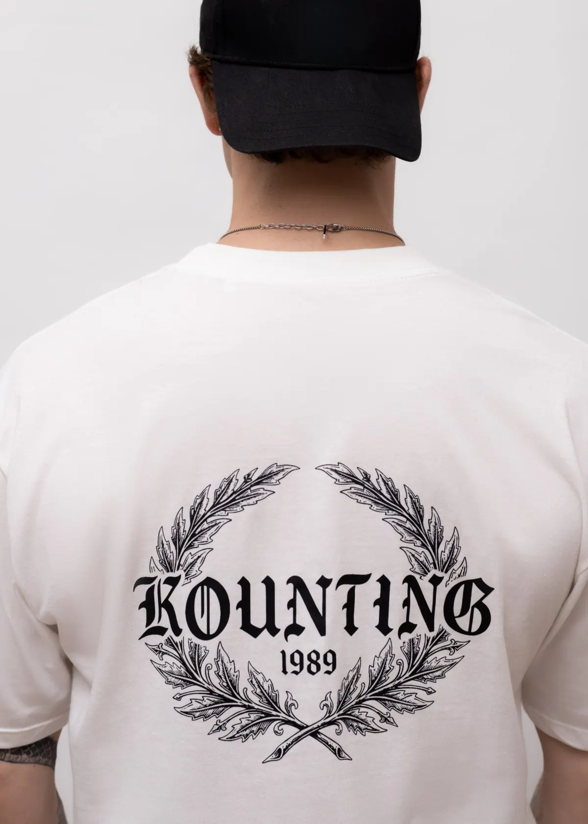 Costas da camiseta Essential Emblema off white com emblema da marca