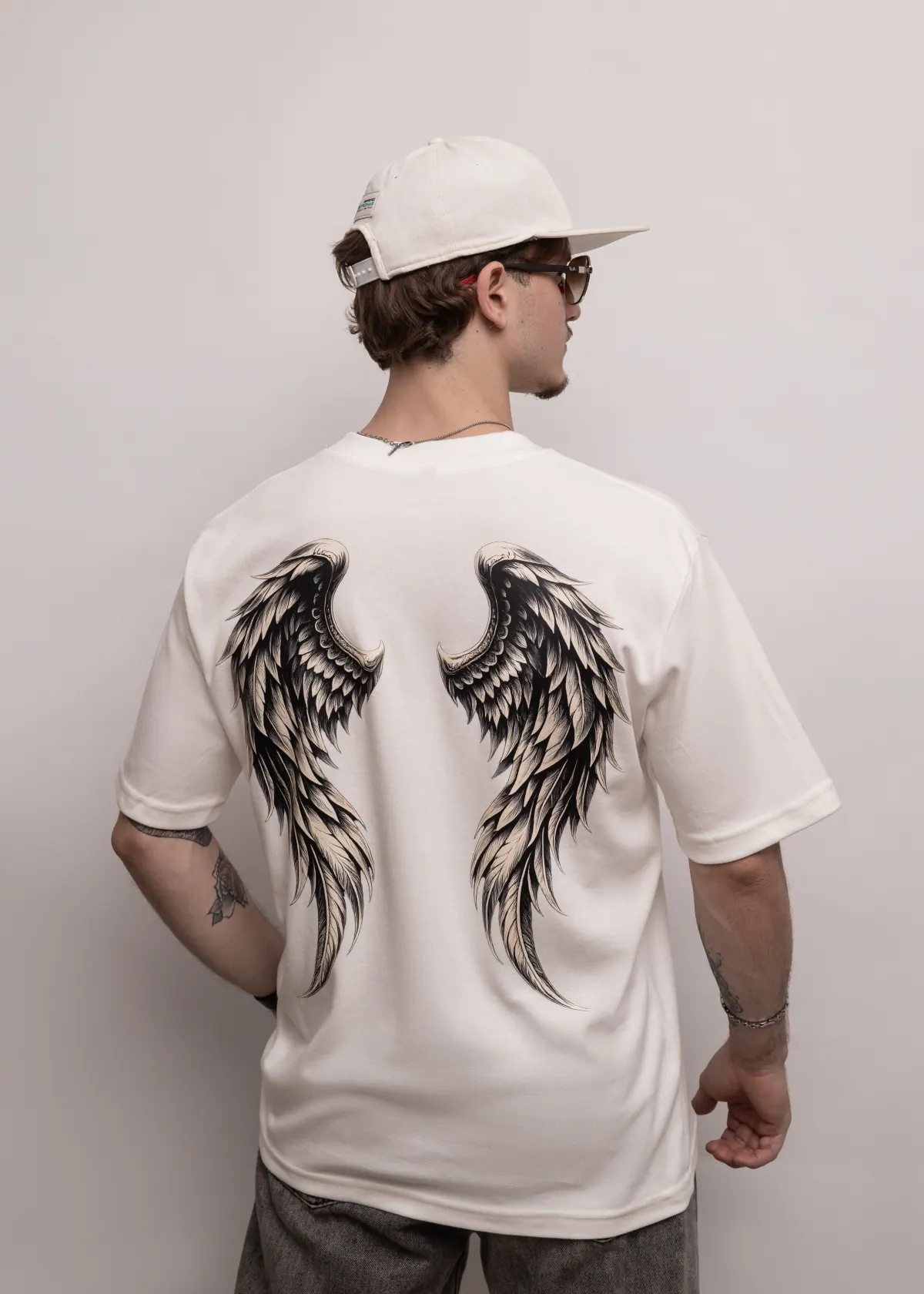 Costas da camiseta Premium Asa off white com estampa de asas