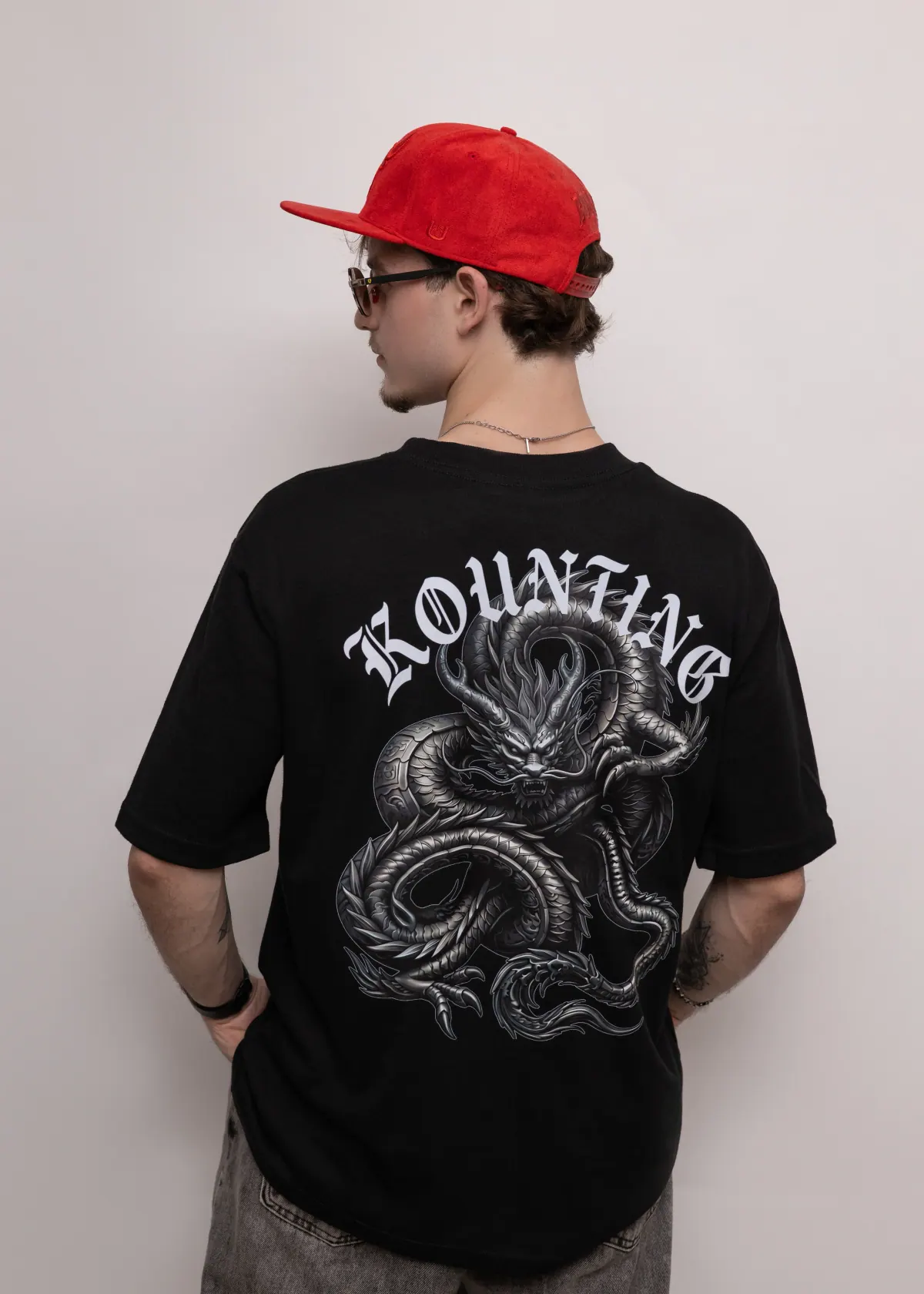 Costas da Camiseta Oversized Premium Dragão preta com estampa de dragão e lettering KOUNTING