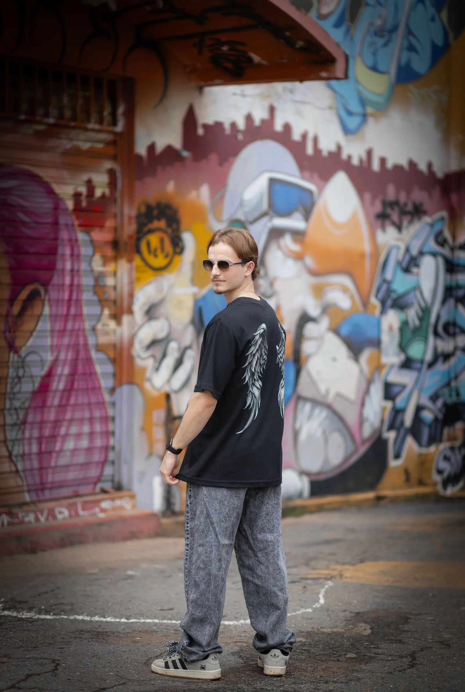 Costas da camiseta preta Premium Asa em beco grafitado